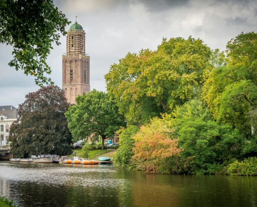 Singel-Zwolle-met-Peperbus-op-de-achtergrond-1024x683